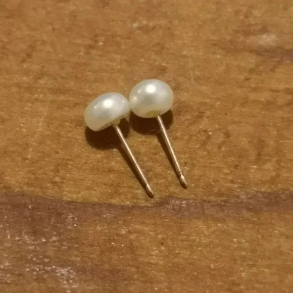 14k natural pearl studs - Picture 1 of 3